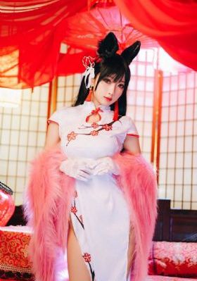 商务旅行戴绿色帽子的女老板同行